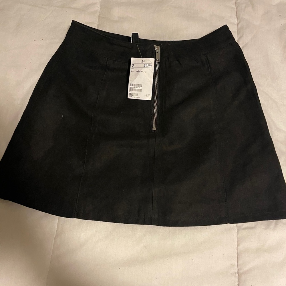 SUEDE BLACK HM SKIRT. NEW WITH TAGS
